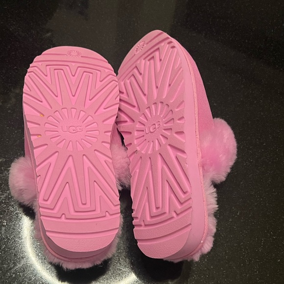 Pretty Pink UGG Slippers 🩷 - Picture 4 of 5